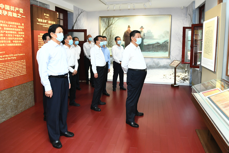6月25日，中共中央政治局就用好紅色資源、賡續(xù)紅色血脈舉行第三十一次集體學(xué)習(xí)。這次集體學(xué)習(xí)采取參觀和討論相結(jié)合的形式，這是習(xí)近平、李克強、栗戰(zhàn)書、汪洋、王滬寧、趙樂際、韓正等在北大紅樓參觀“光輝偉業(yè) 紅色序章——北大紅樓與中國共產(chǎn)黨早期北京革命活動主題展”。新華社記者 謝環(huán)馳 攝
