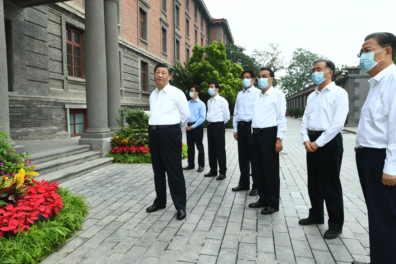6月25日，中共中央政治局就用好紅色資源、賡續(xù)紅色血脈舉行第三十一次集體學(xué)習(xí)。這次集體學(xué)習(xí)采取參觀和討論相結(jié)合的形式，這是習(xí)近平、李克強、栗戰(zhàn)書、汪洋、王滬寧、趙樂際、韓正等在北大紅樓參觀“光輝偉業(yè) 紅色序章——北大紅樓與中國共產(chǎn)黨早期北京革命活動主題展”。新華社記者 謝環(huán)馳 攝